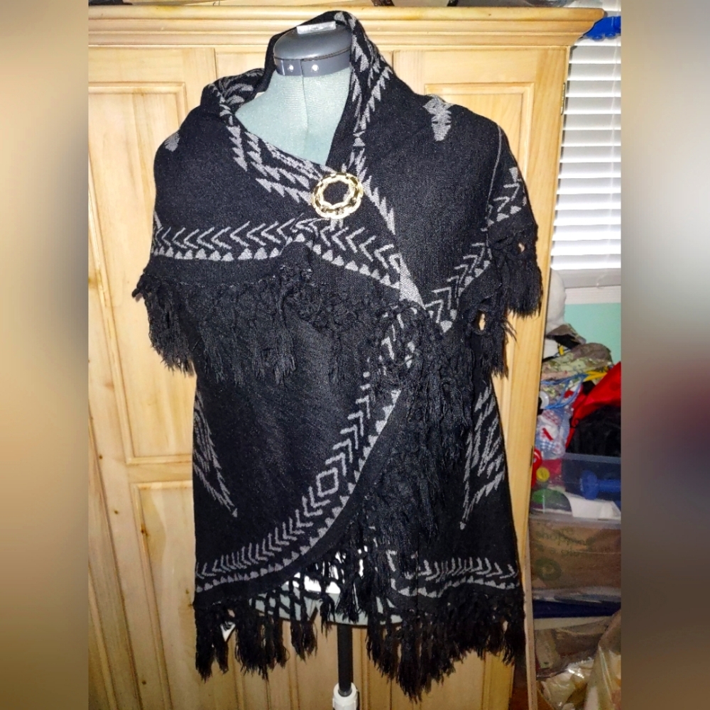 NWT Vintage America Blues Wrap Shawl Cape Size L shades of Gray & Black